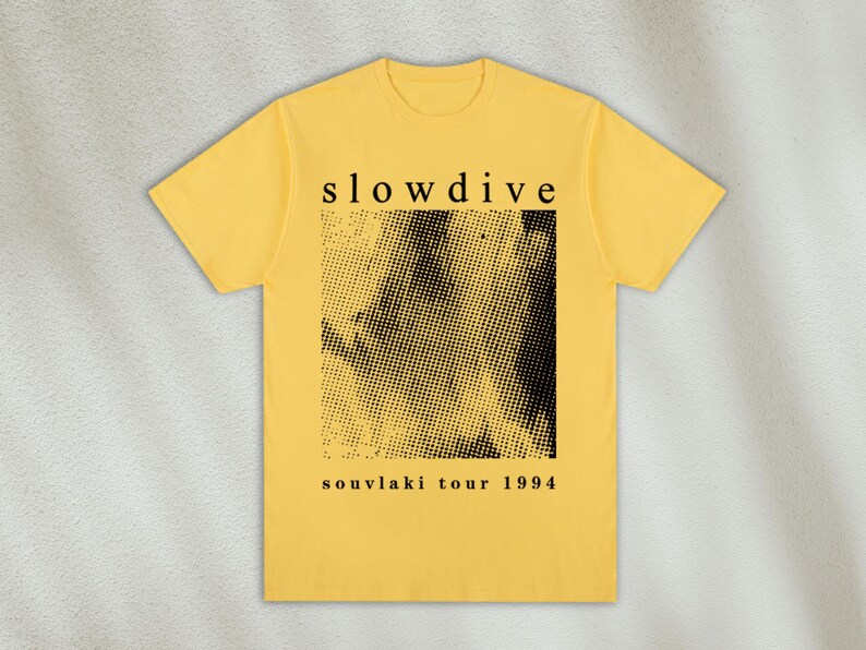 K&ouml;nnte beinhalten: Gelbes T-Shirt mit schwarzem Text, der "slowdive" lautet, und einem schwarz-wei&szlig;en Grafikbild. Der Text unter dem Bild lautet "souvlaki tour 1994".