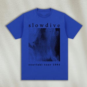 K&ouml;nnte beinhalten: Ein k&ouml;nigsblaues T-Shirt mit einem schwarzen Grafikdruck eines Halbtonbildes und dem Text "slowdive souvlaki tour 1994".