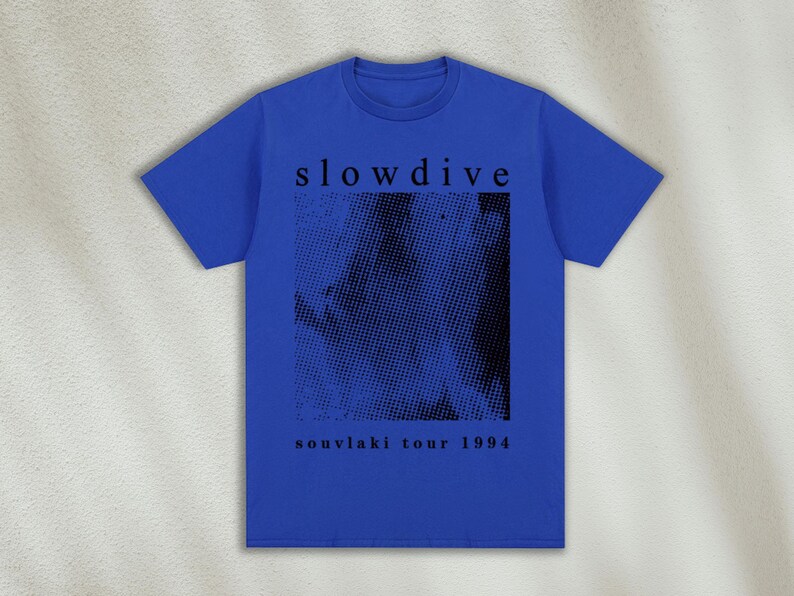 K&ouml;nnte beinhalten: Ein k&ouml;nigsblaues T-Shirt mit einem schwarzen Grafikdruck eines Halbtonbildes und dem Text "slowdive souvlaki tour 1994".