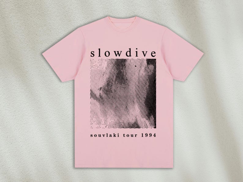 K&ouml;nnte beinhalten: Rosa T-Shirt mit einem schwarz-wei&szlig;en Grafikdruck eines Gesichts und dem Text "slowdive souvlaki tour 1994"