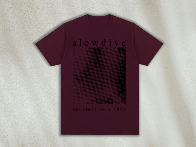 K&ouml;nnte beinhalten: Ein maroonfarbenes T-Shirt mit einem schwarzen grafischen Druck eines strukturierten Musters und dem Text "slowdive souvlaki tour 1994".