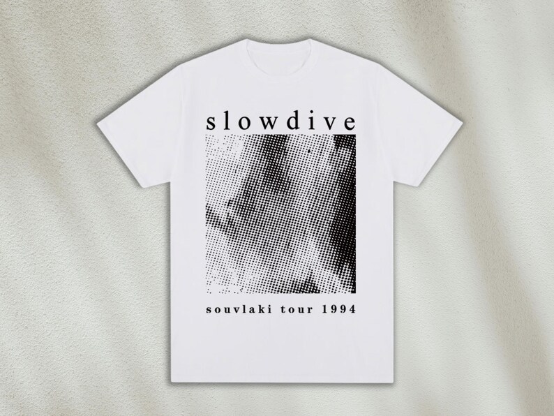 K&ouml;nnte beinhalten: Wei&szlig;es T-Shirt mit einem schwarz-wei&szlig;en Grafikdruck eines Gesichts mit dem Text "slowdive souvlaki tour 1994" unter dem Druck.