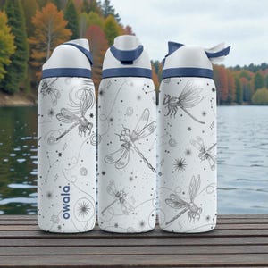 Botella Owala con grabado de libélula – Diseño de insectos celestiales y estrellas – Taza de acero inoxidable para amantes de la naturaleza (16 oz, 24 oz, 32 oz y 40 oz) ⸻