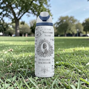 K&ouml;nnte beinhalten: Eine wei&szlig;e Wasserflasche mit blauem Deckel und Akzenten. Die Flasche hat ein dekoratives Design mit dem Text "A Most Notorious Secret" und "An Eligible Bachelor". Das Design umfasst ein Portr&auml;t, einen Umschlag und andere dekorative Elemente.