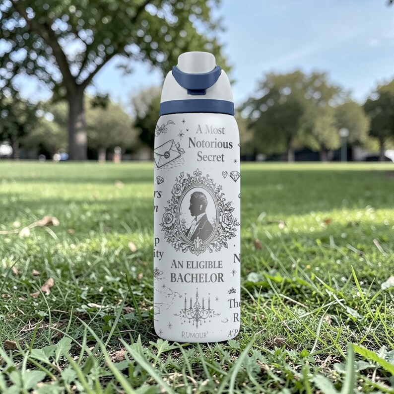 K&ouml;nnte beinhalten: Eine wei&szlig;e Wasserflasche mit blauem Deckel und Akzenten. Die Flasche hat ein dekoratives Design mit dem Text "A Most Notorious Secret" und "An Eligible Bachelor". Das Design umfasst ein Portr&auml;t, einen Umschlag und andere dekorative Elemente.