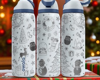 Puede incluir: Tres botellas de agua Owala blancas con tapa y asa azul oscuro, decoradas con un patrón de líneas grises de árboles de Navidad, Santa Claus, renos, muñecos de nieve, calcetines, coronas, campanas, regalos y copos de nieve sobre fondo blanco.