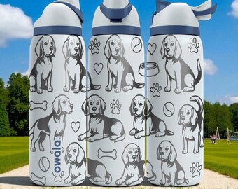 Puede incluir: Una botella de agua Owala blanca con un patrón repetitivo de perros beagle gris oscuro, huellas, huesos, corazones y pelotas de tenis. La botella tiene una tapa blanca con una banda de acento azul oscuro y un mecanismo de tapa abatible.