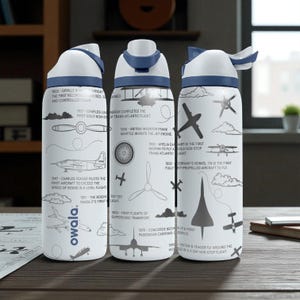 Pode incluir: Três garrafas de água Owala brancas com tampas azuis e uma estampa cinza com tema de aviação. O design apresenta várias silhuetas de aeronaves, hélices, nuvens e texto histórico detalhando marcos na história da aviação de 1903 a 1986.