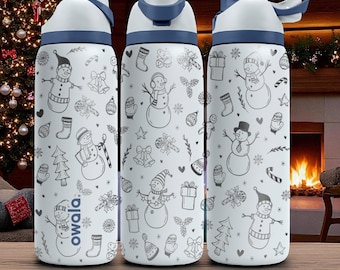 Puede incluir: Tres botellas de agua Owala blancas con tapa azul oscuro y un patrón repetitivo de líneas grises de muñecos de nieve, árboles de Navidad, calcetines, regalos, campanas, bastones de caramelo y copos de nieve sobre fondo blanco.