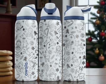 Puede incluir: Tres botellas de agua Owala blancas con tapa y asa de transporte azul oscuro, con un patrón de líneas negras de muñecos de nieve, renos, bastones de caramelo, regalos y hojas de acebo. El nombre de la marca Owala aparece impreso verticalmente.