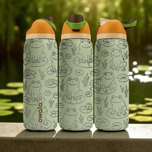 Engraved Frog Owala Tumbler – Cute Frogs on Lily Pads Water Bottle – Nature Lover Gift – 16oz 24oz 32oz 40oz