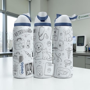 Op de afbeelding: Drie witte Owala-waterflessen met donkerblauwe deksels, voorzien van zwarte lijntekeningen van veterinaire items, waaronder een hond, kat, stethoscoop, medische tas, injectiespuit, dierenmand en de tekst VETERINARIAN op de voorzijde.