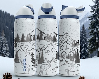 Owala-Flasche mit Gravur – Hirsche, Kiefern & verschneite Landschaft – Im Freien Natur gravierte Tasse 16 Unzen 24 Unzen 32 Unzen 40 Unzen ⸻