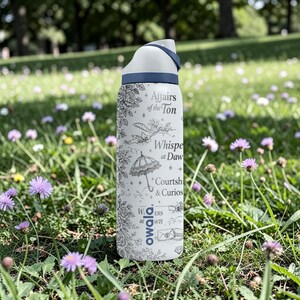 Regency Romance Gravierte Owala Flasche - Vintage Society Muster - Bücherliebhaber Edelstahl Wasserflasche 16oz 24oz 32oz 40oz ⸻ Bild 5