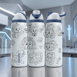 Può includere: Tre borracce bianche con coperchi e manici blu scuro, caratterizzate da illustrazioni a linee nere di robot, un drone, un'auto, una casa, un cane, uno smartwatch e un visore VR. Il marchio Owala è stampato sul lato della borraccia.