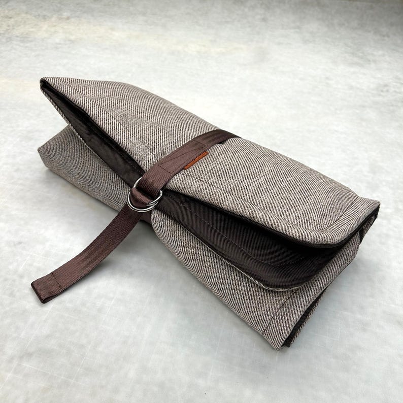 Outdoor Dog Blanket – Water-Repellent, Padded and Washable – For Travel, Hiking & Restaurants Braun