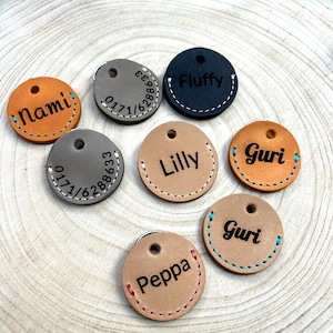Piastrina identificativa MIA | 4 cm di diametro | Personalizzato | Custodia in pelle | Custodia per francobolli Tasso | Incluso rilievo/nome | Borsa con targhetta per cani