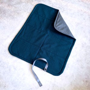 Outdoor Dog Blanket – Water-Repellent, Padded and Washable – For Travel, Hiking & Restaurants Blau-Grau