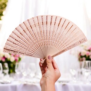 Bomboniere per matrimoni uniche - Bomboniere all'ingrosso - Ventagli pieghevoli per matrimoni - Ventaglio rustico personalizzato, ventaglio in legno inciso e portatile.