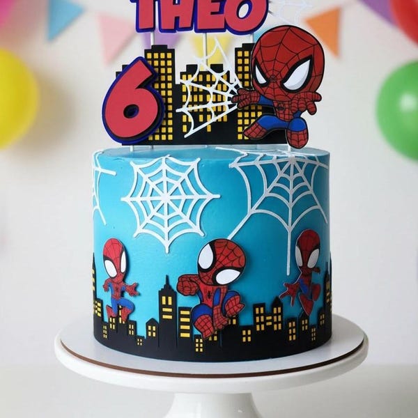 Może przedstawiać: Niebieski tort urodzinowy ozdobiony elementami w stylu Spider-Mana. Ciasto ma wzór miejski, białe pajęczyny i kilka figurek Spider-Mana. Na wierzchu tortu widnieje napis "THEO" i liczba "6". Ciasto stoi na białym stojaku na ciasto.