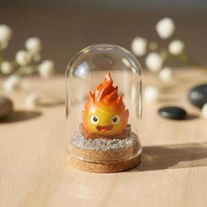Howl's Moving Castle calcifer-beeldje in glazen koepel, op Studio Ghibli geïnspireerd anime-bureaudecor, handgemaakte kleivuurdemon kunstcadeau