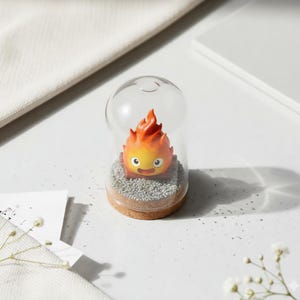 Figura de Calcifer de "El castillo ambulante" en cúpula de cristal, decoración de escritorio inspirada en el anime Studio Ghibli, regalo de arte de arcilla de demonio de fuego hecho a mano. imagen 5