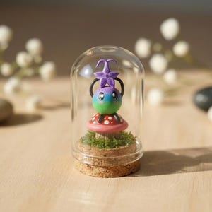 Figura de Junimo de Stardew Valley hecha a mano con cúpula de cristal / Mini terrario de setas, accesorio de escritorio adorable para gamers, regalo perfecto para los amantes de los videojuegos.