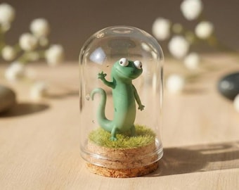 Figurine lézard WavingTom avec dôme en verre | Cadeau de caractère amusant avec une décoration de bureau fantaisiste faite par des fans pour les amateurs de Pixar