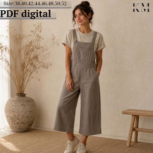 May include: A woman in a grey jumpsuit with wide legs and a beige t-shirt. The jumpsuit features adjustable straps and pockets. The image includes the text "PDF digital" and size options.
