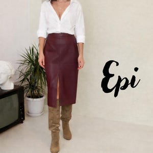 May include: A burgundy leather skirt with a front split, worn with a white shirt and tan suede boots. The image includes the text "Epi" and "PDF digital" with size options.