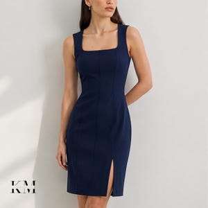 Peut inclure: Une robe fourreau bleu marine sans manches avec une encolure carrée, des coutures verticales sur le corsage et une fente latérale au niveau de l'ourlet. Le vêtement est ajusté au niveau du buste et tombe jusqu'au genou.