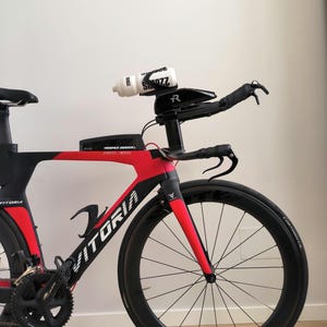 Universal BTA system for bottle cage between aero bars - Triathlon