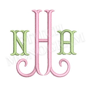Puede incluir: Un diseño de monograma con las letras N, H y A. La letra central H es rosa, flanqueada por una N verde a la izquierda y una A verde a la derecha. Las letras tienen una apariencia decorativa bordada sobre un fondo blanco.