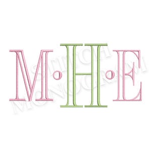 Pode incluir: Monograma bordado com as letras MHE em uma fonte serifada delicada. O M e o E são em rosa suave, enquanto o H é verde claro. Pequenos círculos são colocados entre as letras. O design está em um fundo branco.