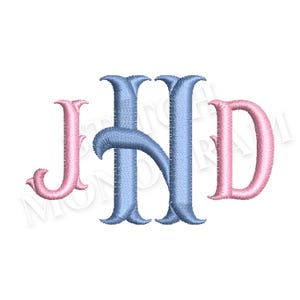 Puede incluir: Monograma bordado con las letras JHD en una fuente decorativa. Las letras están en una combinación de azul claro y rosa, con un fondo blanco. El diseño es adecuado para proyectos de personalización.