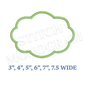 Puede incluir: Un contorno de diseño de bordado en forma de nube verde claro. El diseño es un borde festoneado con el texto "STITCH MONOGRAM" en el centro. Las medidas son 7,6 cm, 10,2 cm, 12,7 cm, 15,2 cm, 17,8 cm y 19,1 cm de ancho.