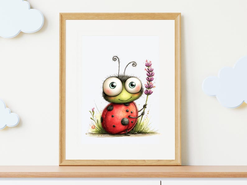 Op de afbeelding: Een ingelijste prent van een cartoon lieveheersbeestje met een rode schaal en zwarte stippen, met een takje paarse lavendel. Het lieveheersbeestje heeft grote ogen en een groene kop. Het kunstwerk is ingelijst in een houten frame.