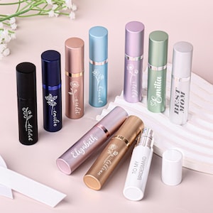Può includere: Una collezione di atomizzatori di profumo personalizzati e colorati. Gli atomizzatori sono in vari colori, tra cui nero, blu navy, oro rosa, blu e verde. Alcuni sono incisi con nomi come "Elizabeth" ed "Emilia", e frasi come "Best Mom" e "To My Bridesmaid".
