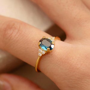 Anillo de topacio azul en oro de 14 quilates, anillo ovalado de topacio azul Londres, anillo de compromiso, anillo con piedra natal de diciembre, anillo de promesa para ella, regalo de cumpleaños.