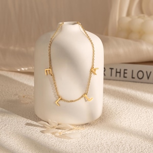 Collar con inicial personalizado, collar con letras espaciadas, gargantilla con inicial personalizada, collar con nombre, joyería con nombre, regalo para el Día de la Madre, regalo para mamá, para ella