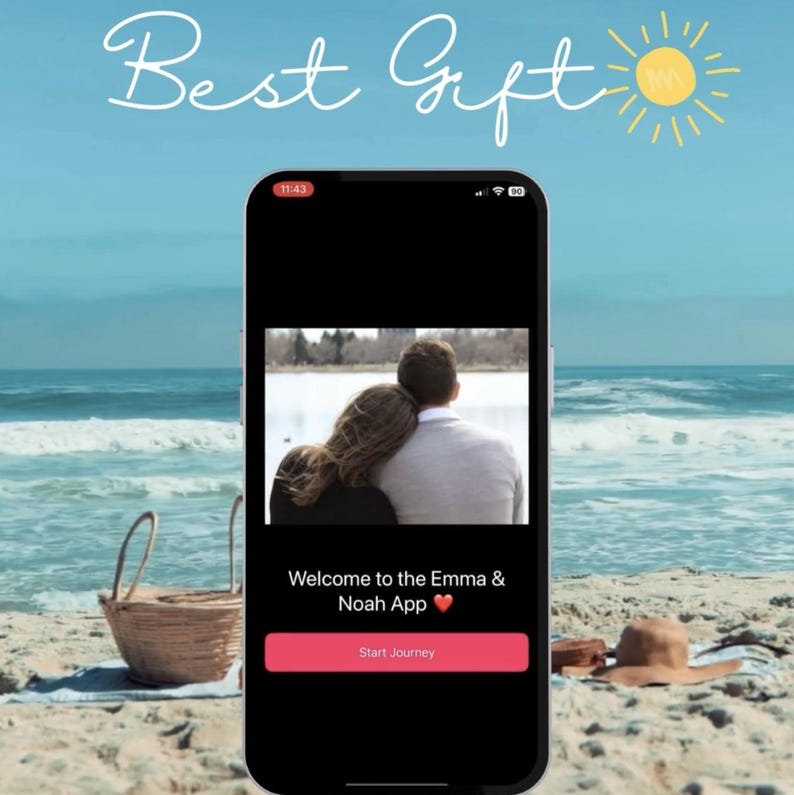 Puede incluir: La pantalla de un tel&eacute;fono inteligente que muestra un mensaje de bienvenida para la aplicaci&oacute;n Emma & Noah. El mensaje se muestra en un fondo negro con un bot&oacute;n rosa que dice "Comenzar el viaje". La imagen de fondo muestra una pareja abraz&aacute;ndose en una playa.