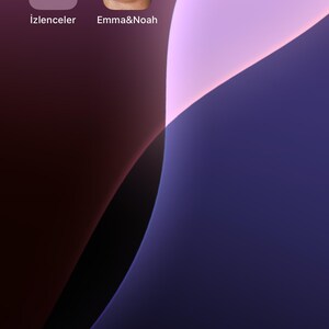 Puede incluir: Una captura de pantalla de un iPhone que muestra la pantalla de inicio con varios iconos de aplicaciones. Los iconos incluyen Fitness, Watch, Personas, Archivos, Fotos y una aplicaci&oacute;n de br&uacute;jula. La hora es 12:50.