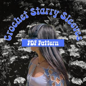 Op de afbeelding: Een haakpatroon voor een blauw en wit gehaakt topje met stervormige mouwen. Het patroon is beschikbaar als PDF-download. De tekst "Crochet Starry Sleeves PDF Pattern" is geschreven in een retro-lettertype.