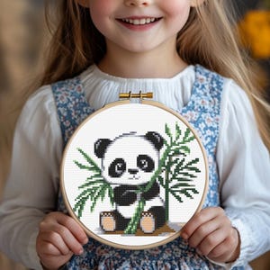 Pequeño panda, Patrón de panda lindo, Mini punto de cruz, punto de animal pdf, bordado kawaii, Descargar PDF.