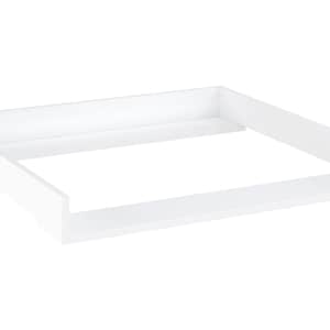 Op de afbeelding: Een wit verschoningskader. Het frame heeft een eenvoudig, modern ontwerp met een opstaande rand aan drie zijden. Het frame is gemaakt van een solide, ondoorzichtig wit materiaal. De algemene vorm is een vierkant met een verzonken gebied.