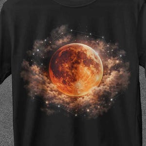 Può includere: T-shirt nero con un design accattivante di un corpo celeste rosso-arancio, circondato da una nebulosa e stelle. La maglietta ha il testo "JoJoTeez" in alto e testo promozionale in basso e a destra. Un'ottima idea regalo.