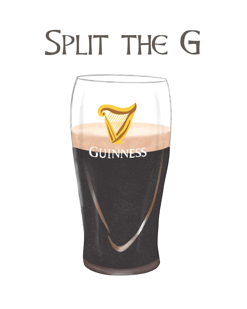 Op de afbeelding: Illustratie van een pint Guinness stout met een romige schuimkraag, met het Guinness-logo en de tekst "Split the G". Het glas heeft een klassieke vorm en de achtergrond is wit.