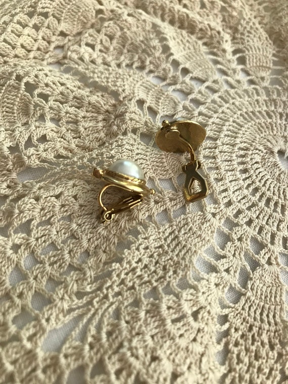 Vintage Pair of Faux Pearl and Gold Tone Earrings - image 3