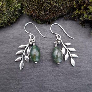 Orecchini in agata muschiata, orecchini a foglia, orecchini naturali, orecchini botanici, orecchini con pietre preziose verdi, gioielli dei boschi, regalo per gli amanti delle piante.