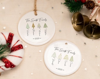 Gepersonaliseerd ornament voor gezin van 4 personen, aangepast kerstboomornament, eerste kerstkeramische aandenken, familieornament, familiecadeau kerst